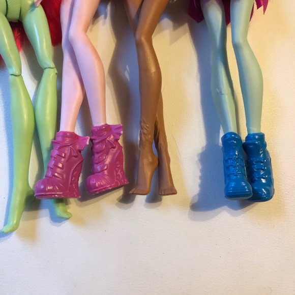 Monster High Dolls Lot of 4 : Frankie , Clawdeen Wolf,  Draculaura, Venus McFly - Picture 4 of 8